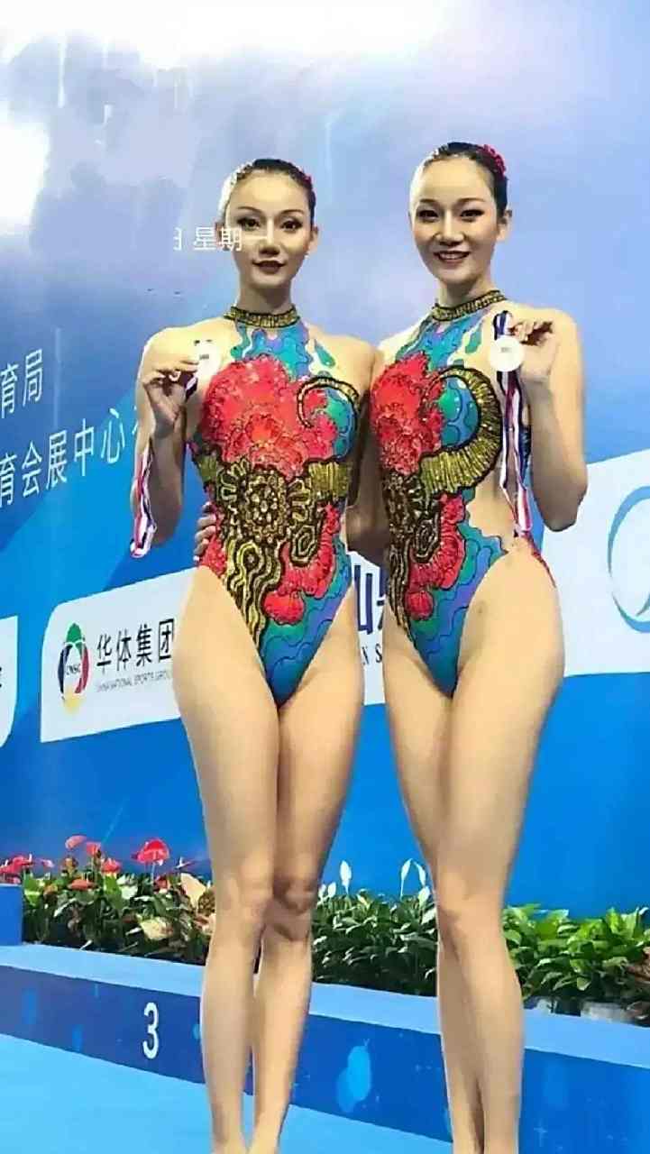 花样游泳世界冠军蒋文文,蒋婷婷现身田间地头拍文艺大片!