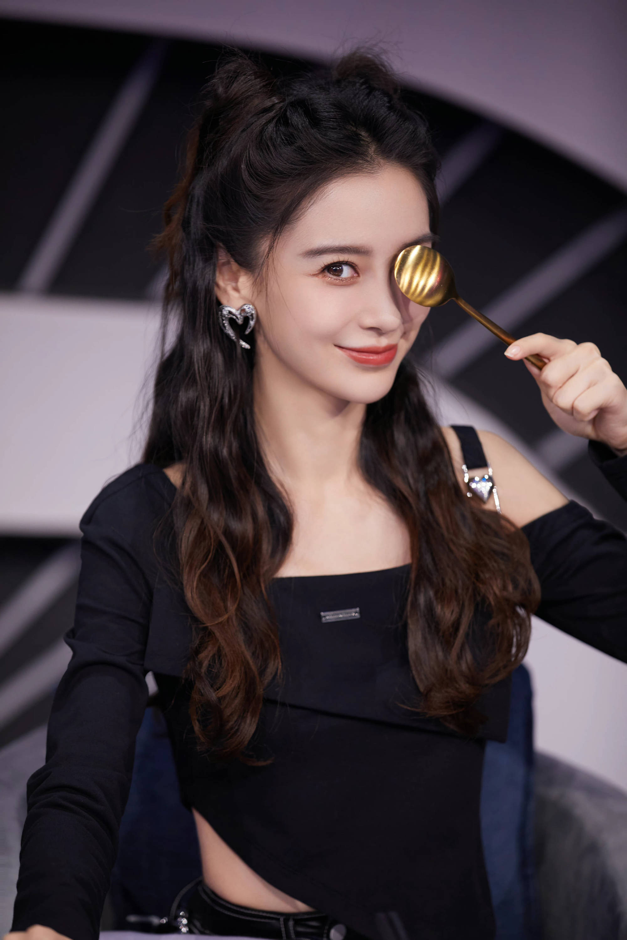 杨颖性感写真流出着黑色短裙大秀美腿小蛮腰每日娱乐新播报
