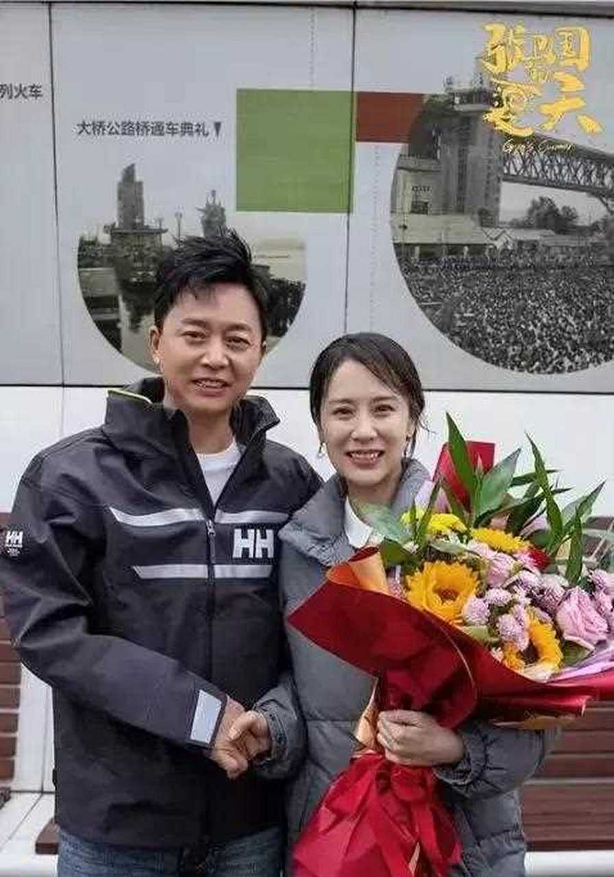 年,刘奕君拍戏回到家中,妻子吕梓媛冷着脸说,"我们离婚吧,一年到头不