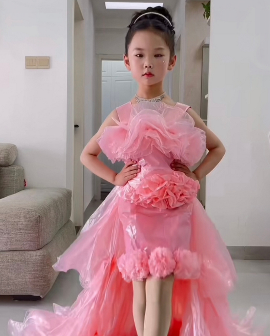 妈妈有才,塑料袋做的婚纱