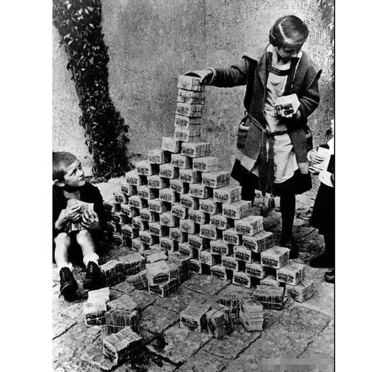 1922年,德国发生了惊人的通货膨胀,通胀率高达3442%.