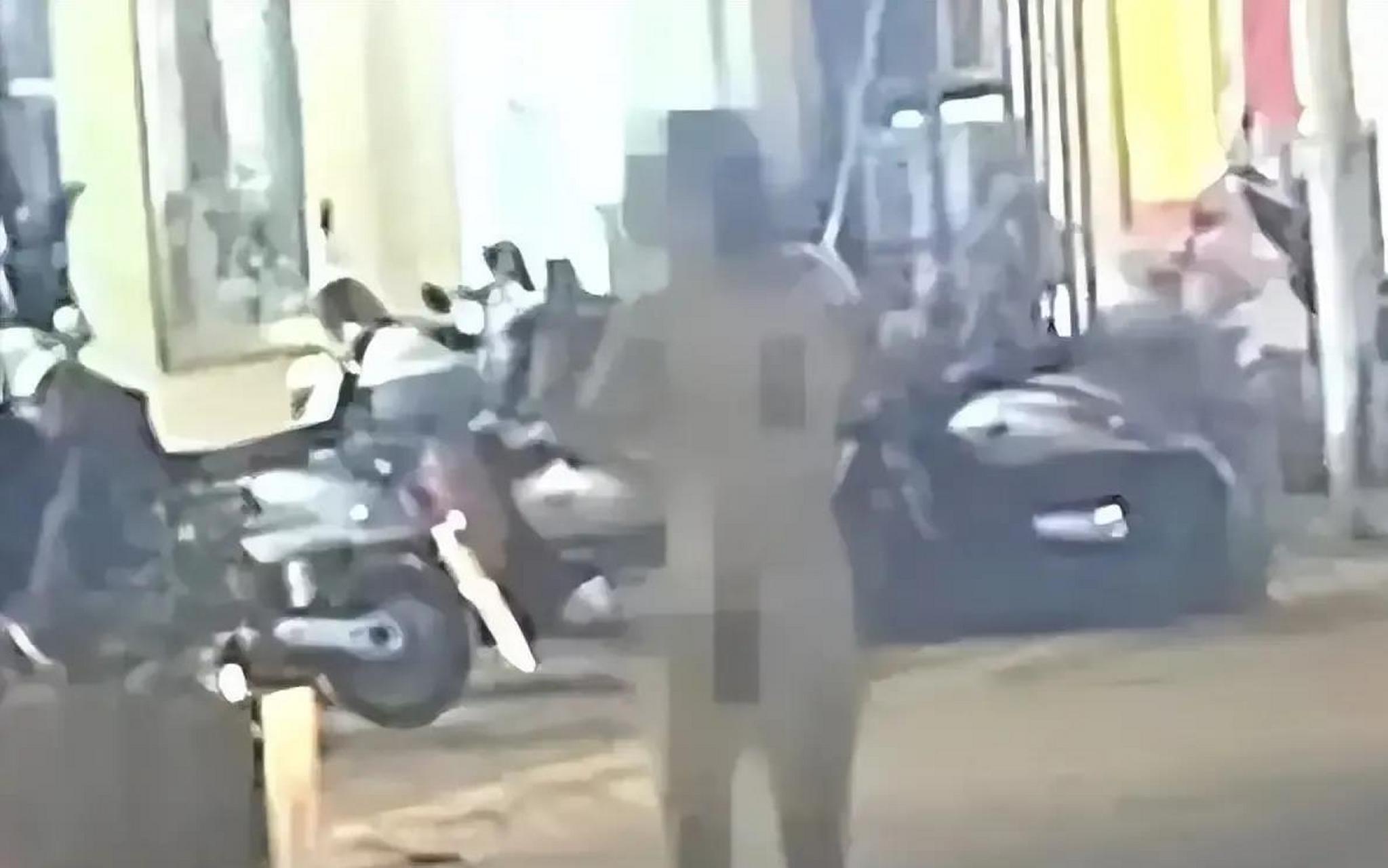 女子一丝不挂赤裸全身,在大街上玩起了自拍,还拉路