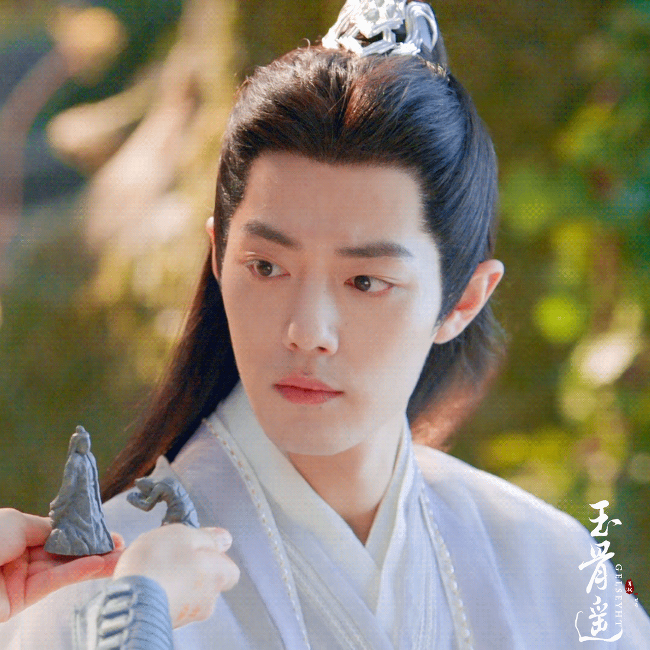 肖战#肖战玉骨遥时影#  《玉骨遥》中的肖战风度翩翩,仙姿玉骨,热人