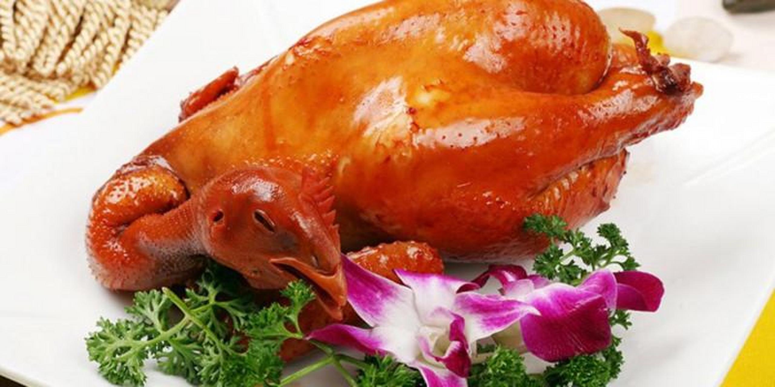 经熏制的胖妮熏鸡,水分少,皮缩裂,肉外露,香味浓