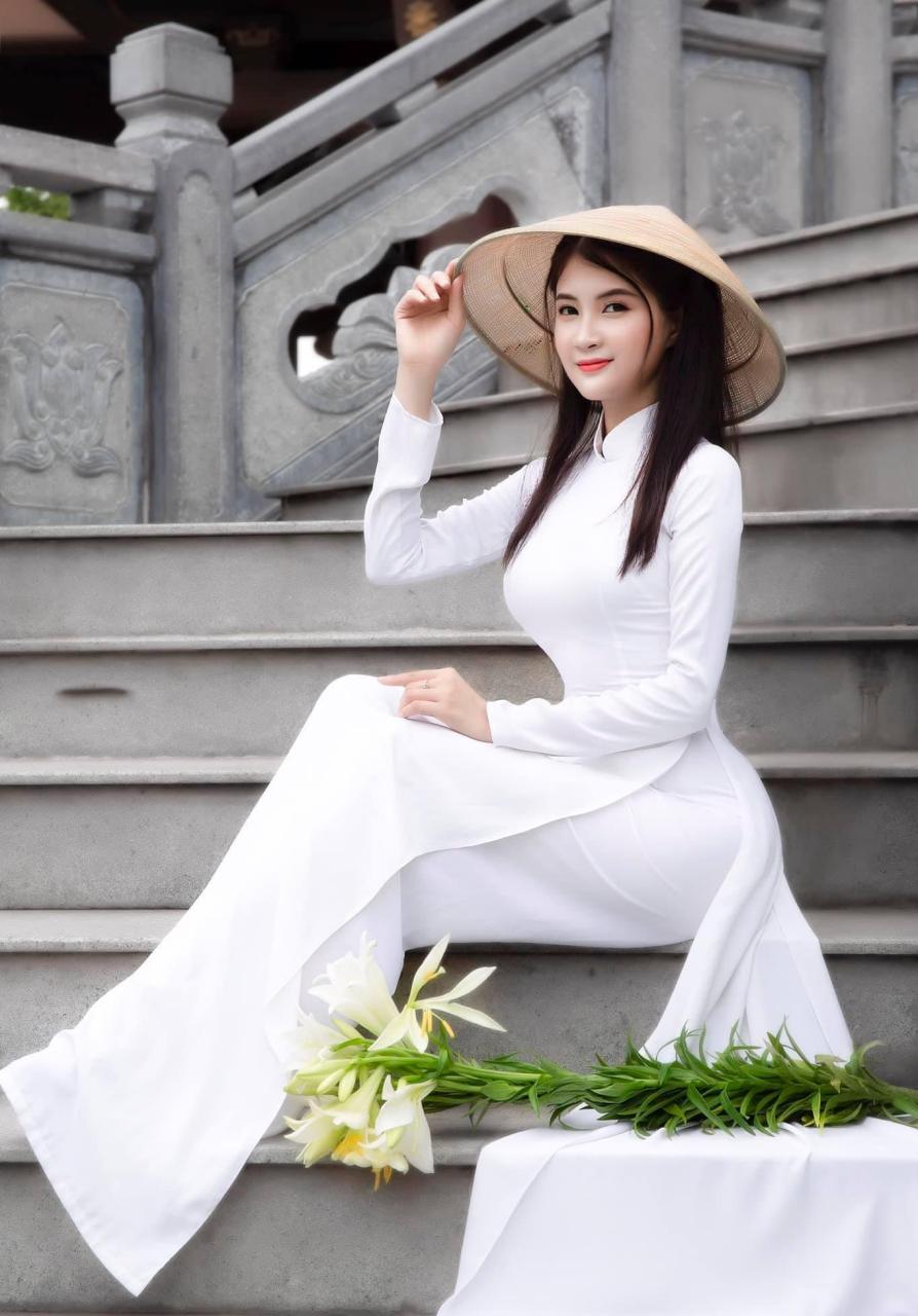 几位身穿奥黛的越南模特,甜美的长相,温婉的气质,让人一见倾心