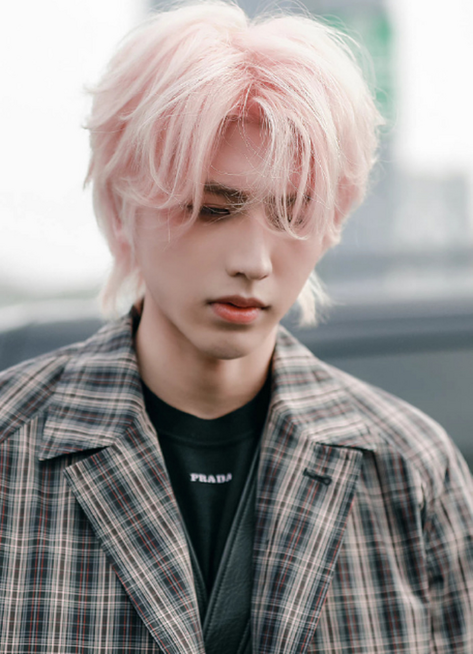 巨星蔡徐坤现身米兰时装周,粉金发色格子大衣酷似撕漫男.