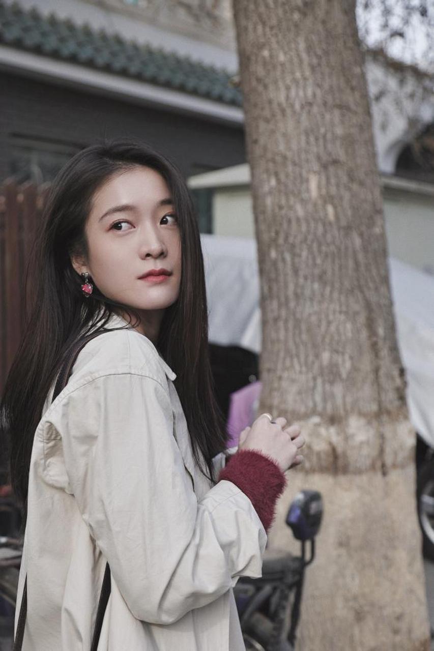 张雪迎晒胡同美照温婉甜美,嘟嘴卖萌超可爱,驻足撩发显性感!