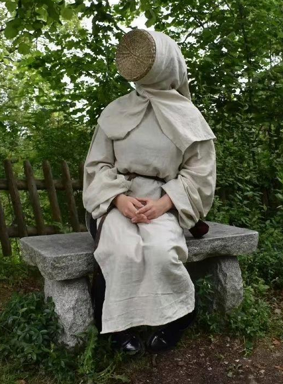 网友:中世纪养蜂人的服装有点意思.