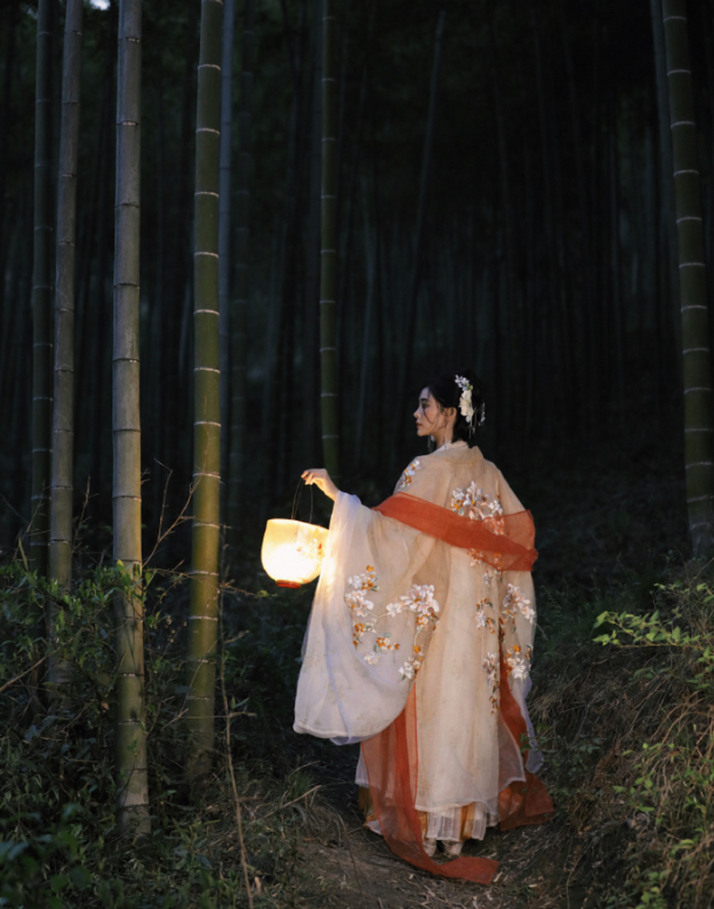 【今日穿搭 |许佳琪端午节古装提灯笼展现优雅风范】  许佳琪分享了一