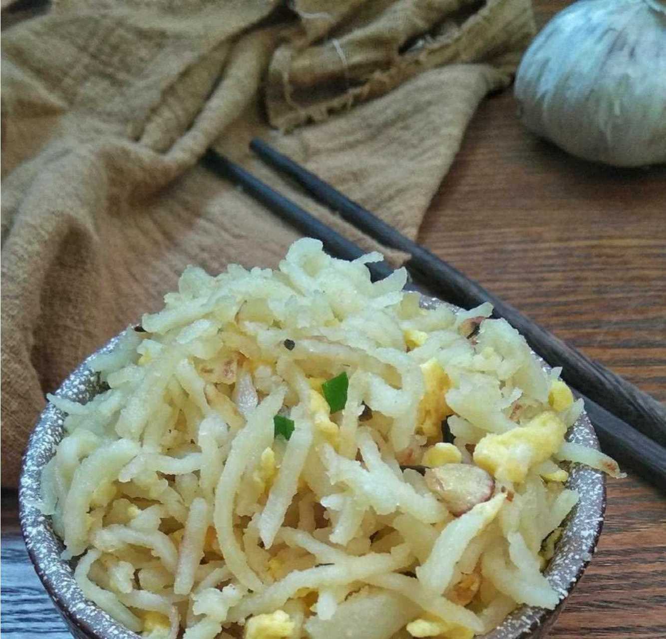 炒不烂子是山西以及陕北地区的一个特色小吃,把土豆切成丝拌上面粉上