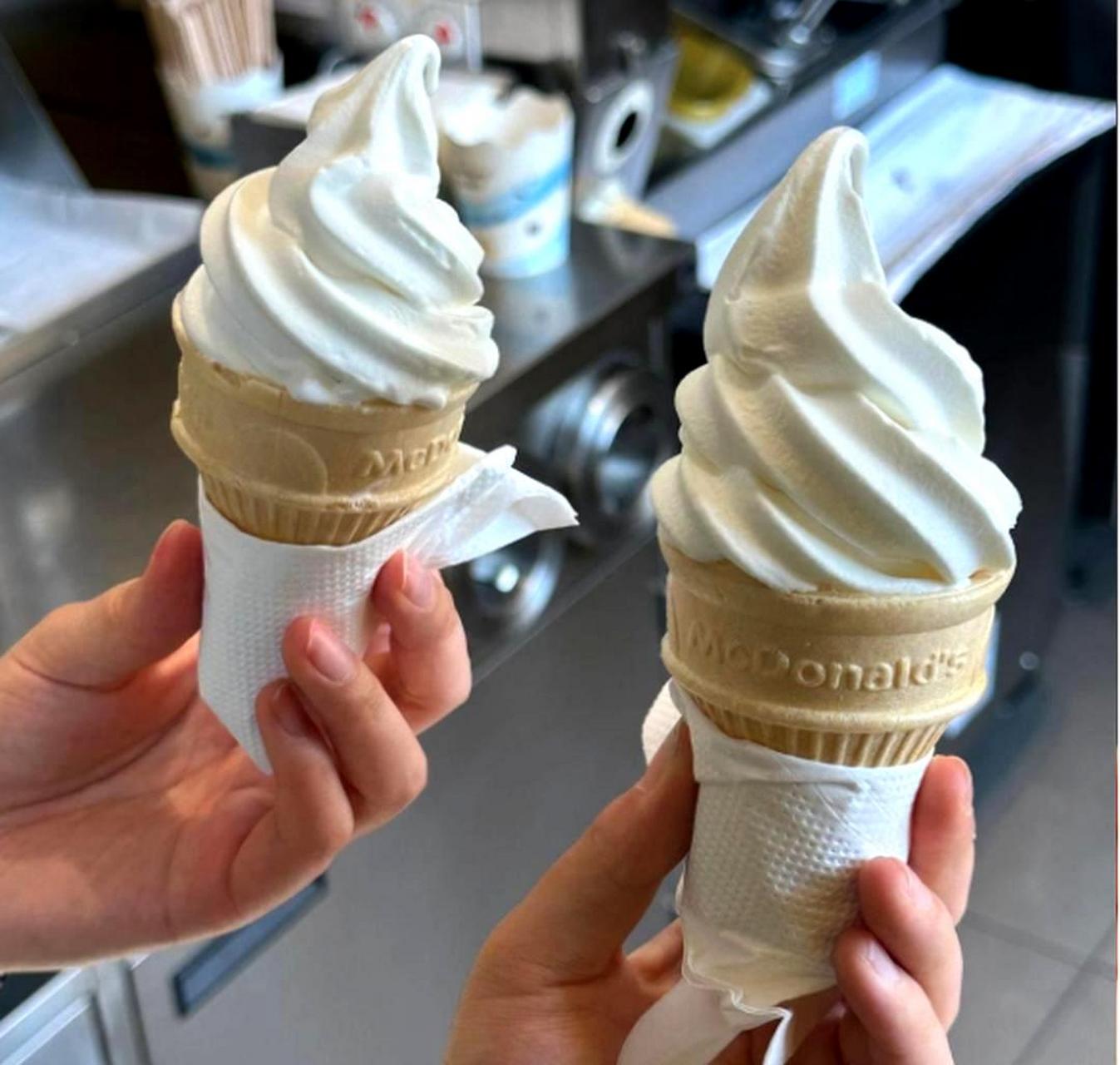 这两个吃冰的吉林女孩嘴巴非常熟练.