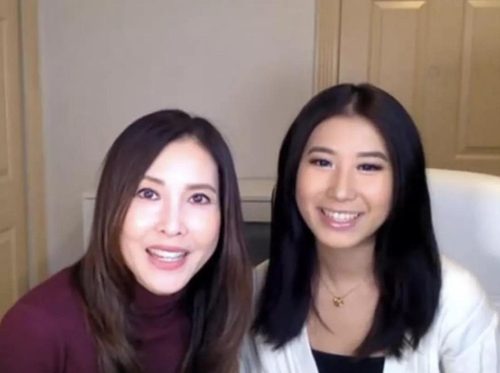 李婉华身穿红色泳衣,女儿则身穿玫红色泳衣,母女二人身材一个比腋个