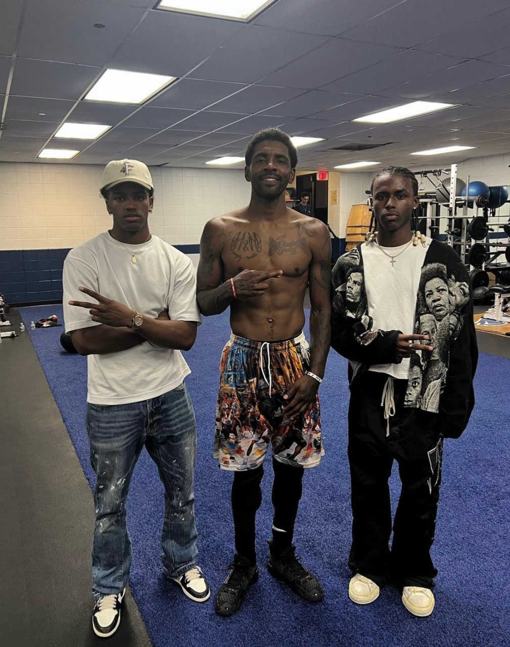 欧文赤膊训练,这腹肌和人鱼线过于吸引眼球.#凯里欧文# #欧文# #nba