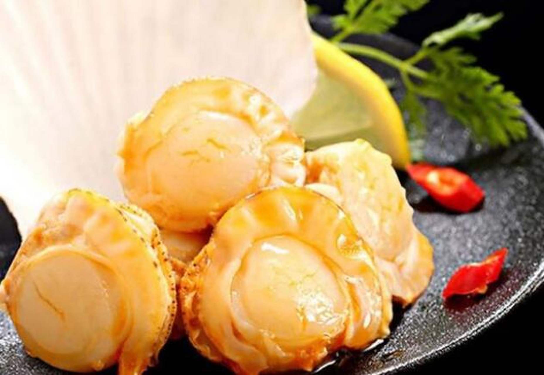 良品铺子虾夷扇贝,入口咸辣适中,肉质细腻,有嚼劲,扇贝肉个头很大,.