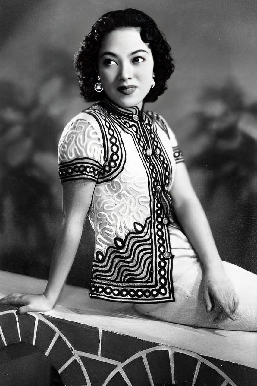 1939年,歌手李香兰正在日本参加一场露天音乐会.