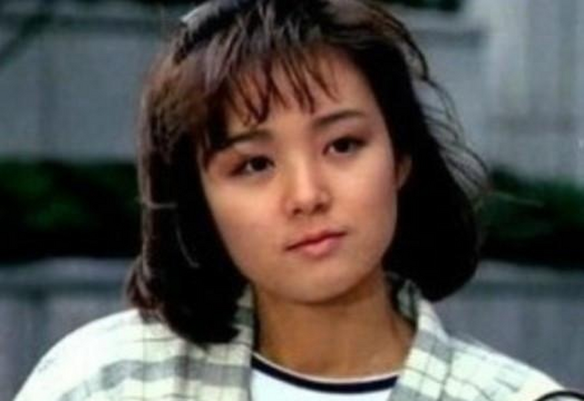 年轻时候的裴宗玉外貌也是相当出众的,可爱中带着一丝的俏皮.