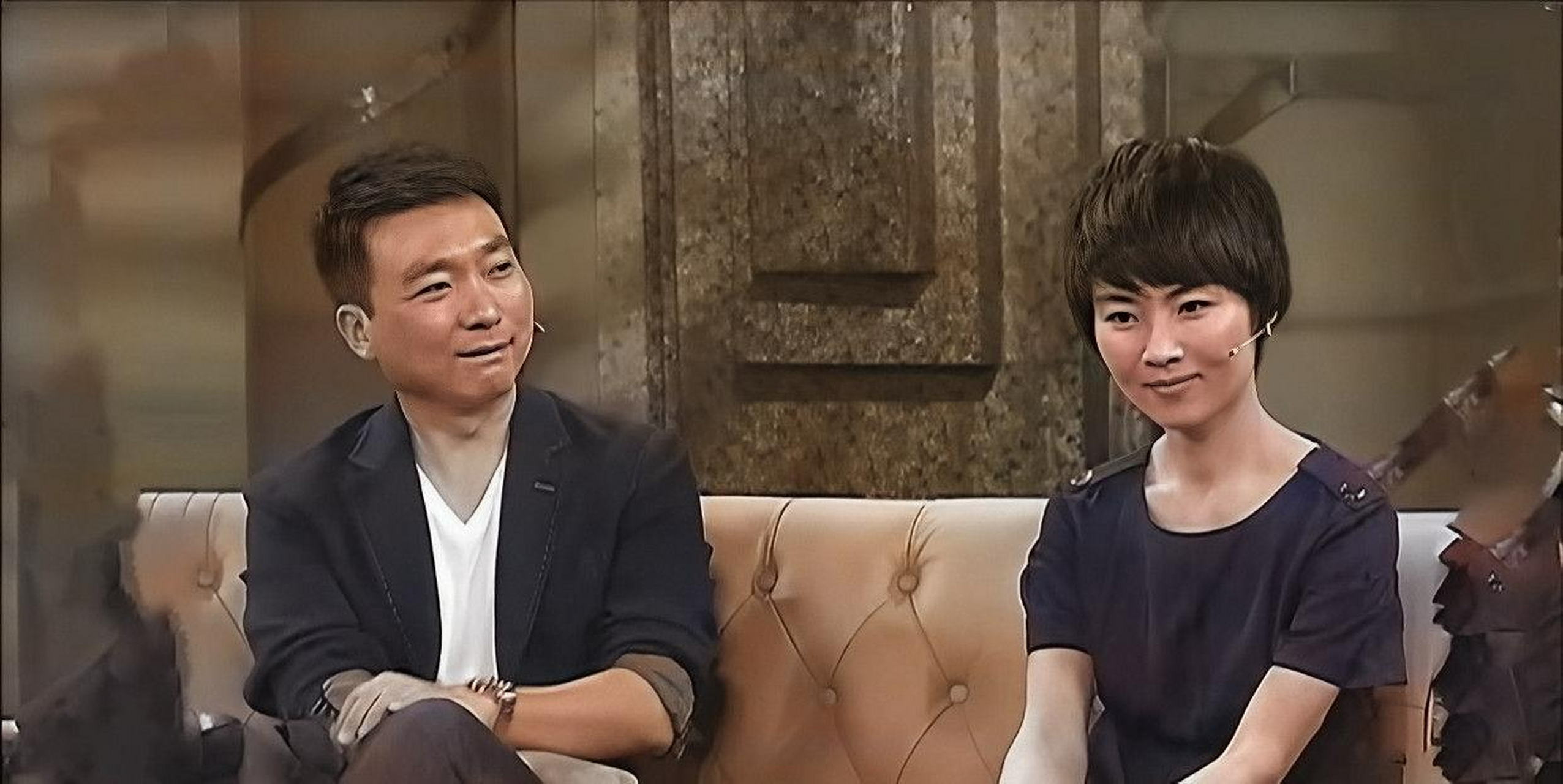 康辉只有二十五岁,英俊阳光,女友是他的大学同学,清纯美丽.