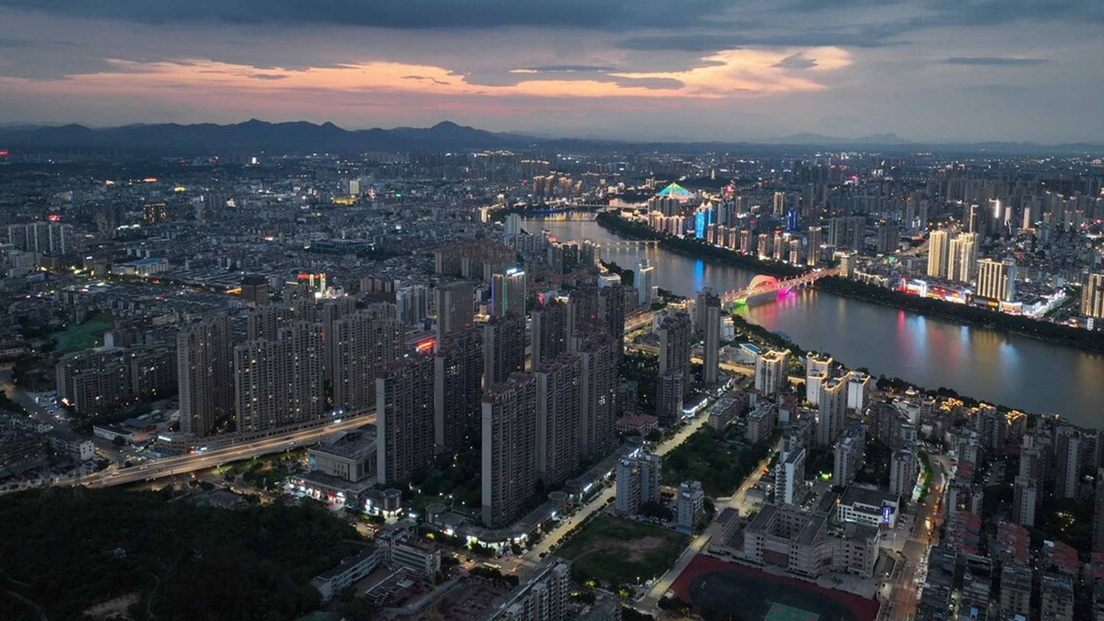 赣州不愧是江西第二城,中西部城建最好的非省会城市,城区入夜时分