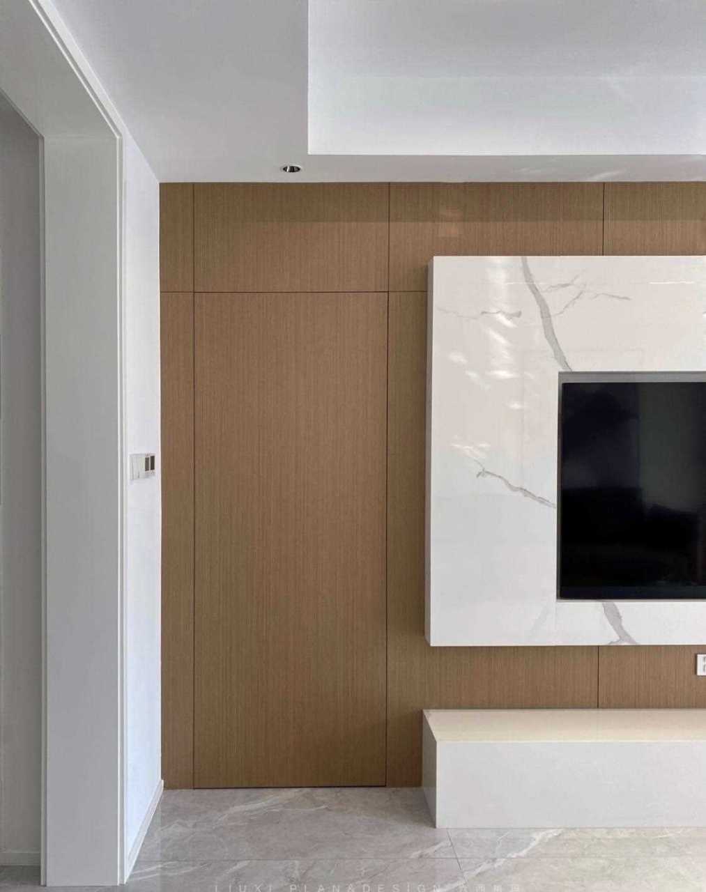 客厅铺贴地砖,次卧铺贴地板,为了不影响隐形门的使用效果,地面衔接处