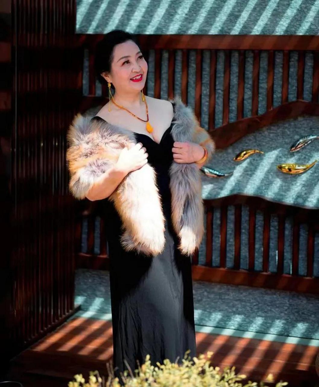 风韵美阿姨五十岁的成熟美丽阿姨拍的一组照片,图片经过美化,皱纹没了