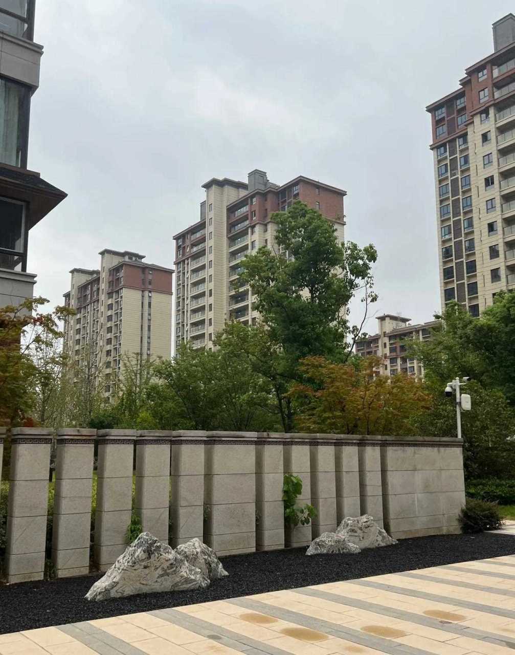 今天冒着大雨去工地拍摄实景啦项目地址淮南  御香山今天天气不算太热