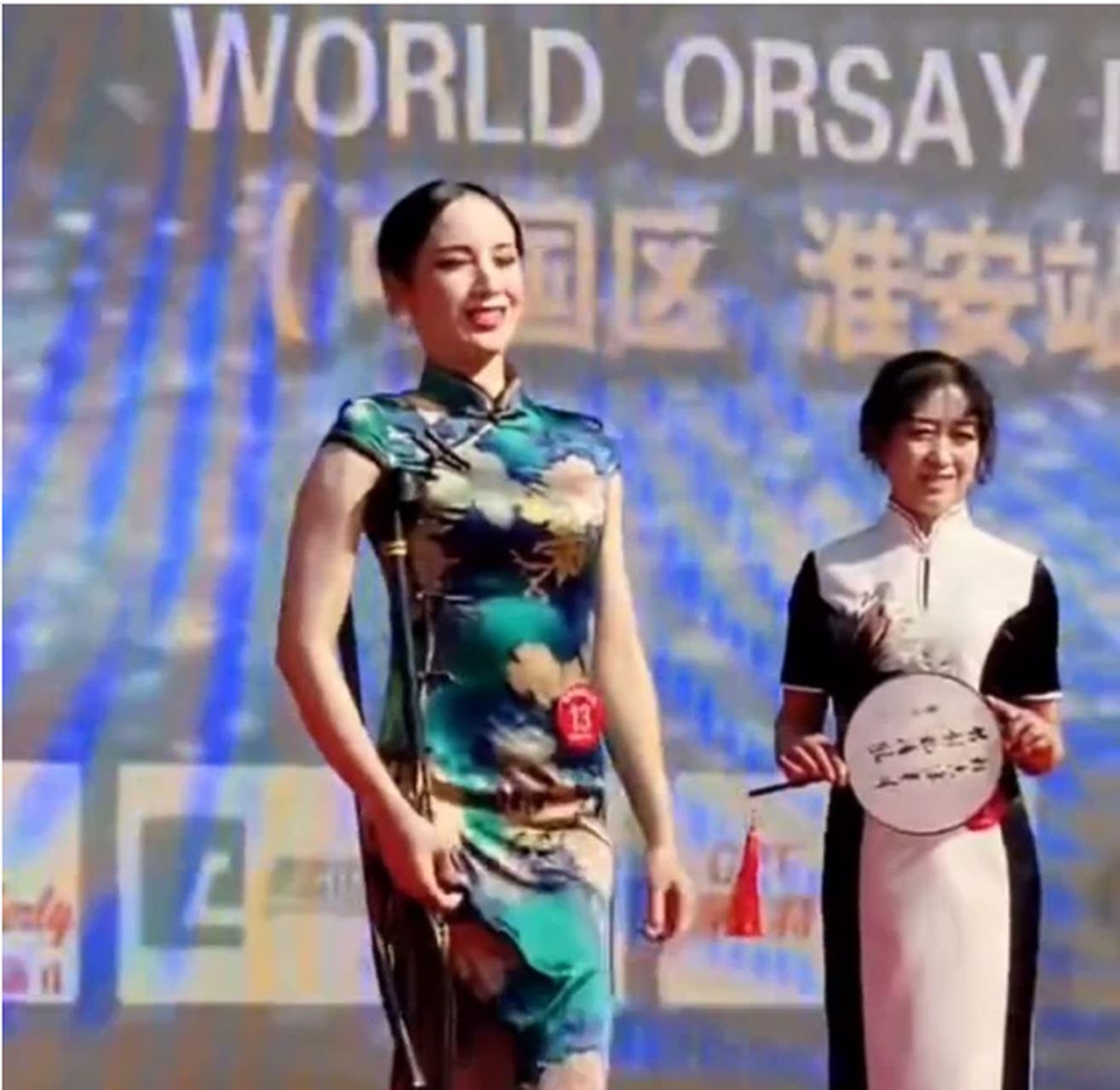 独腿女子拄拐杖参加旗袍赛# 11月30日,36岁的归玉娜身穿旗袍拄着拐杖