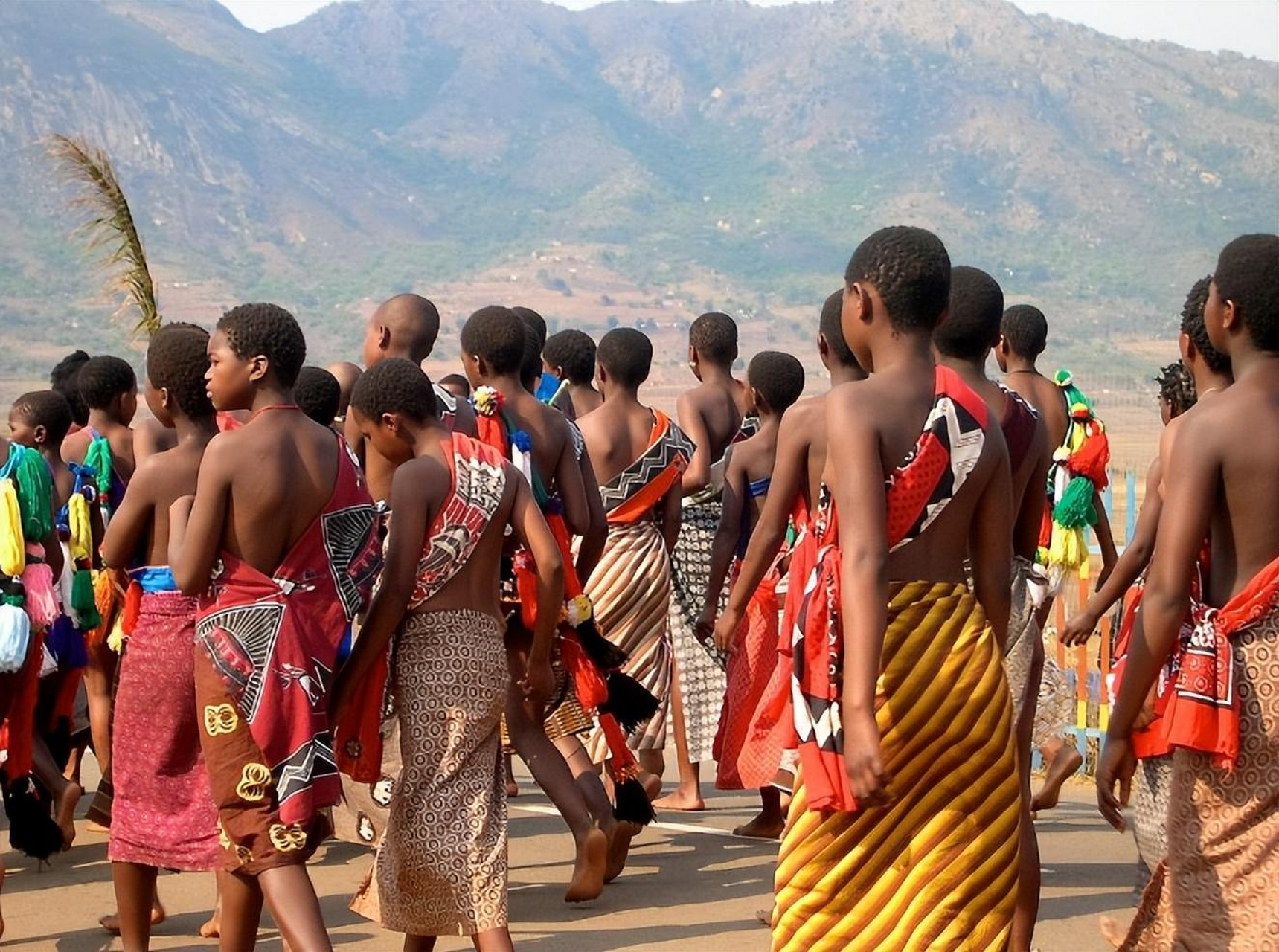 斯威士兰:一半的人民感染艾滋,10万少女让国王选后宫 斯威士兰仍是