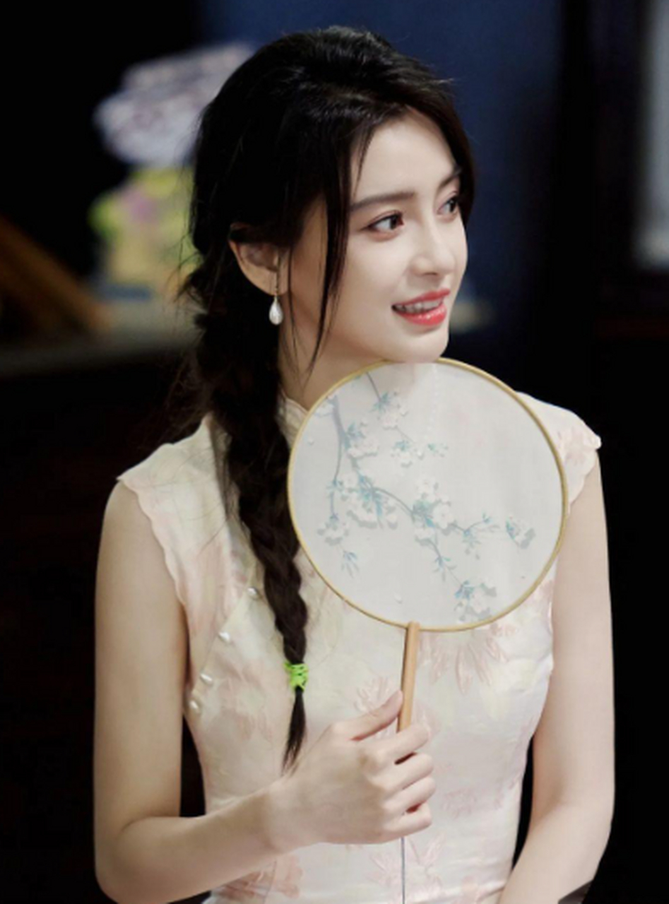 旗袍搭刺绣团扇优雅复古,楚楚动人哦
