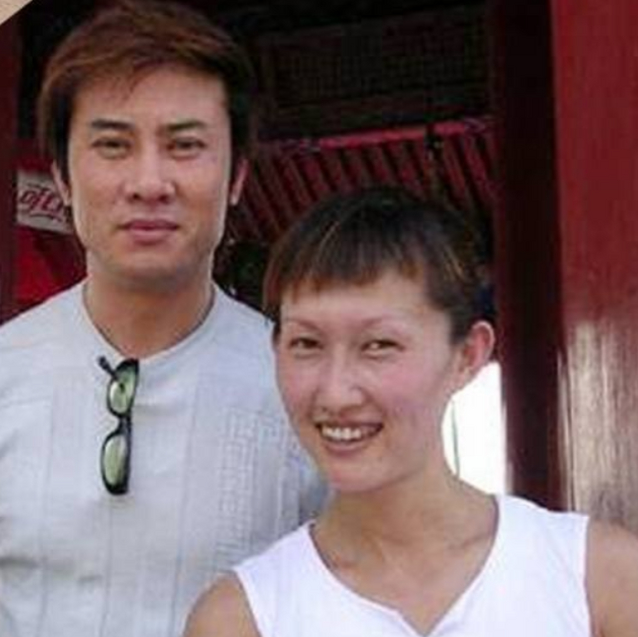 有一回,朋友对歌手江涛说:"你老婆一身油腻,脸上全都是皱纹,配不上你