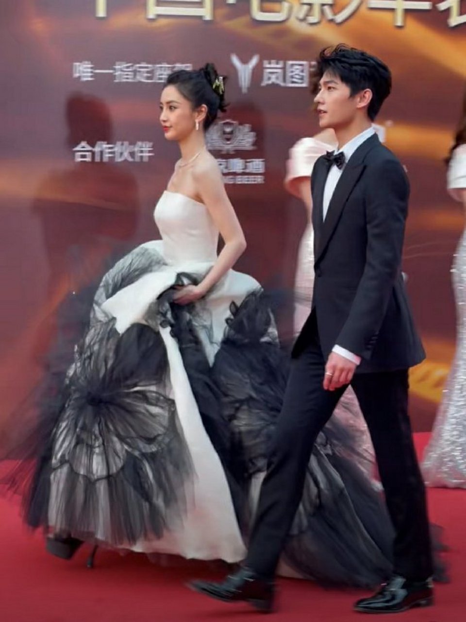 男帅女美超养眼,baby黑白水墨纱裙古典优雅,杨洋穿着黑色西装绅士帅气