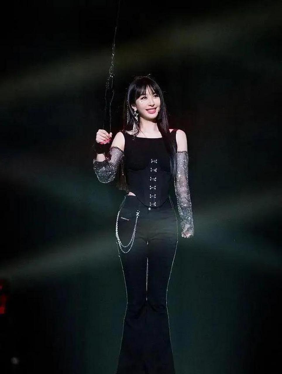 拥有柯基臀的李菲儿