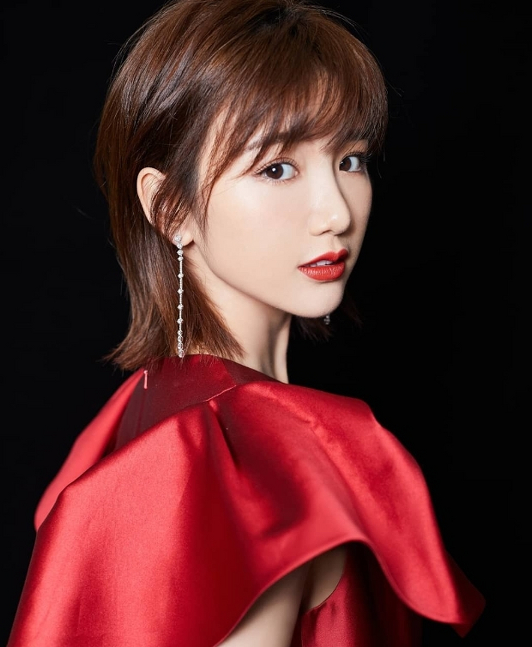 甜美可爱,妩媚多姿的#毛晓彤# 身穿红色礼裙,秀丽短发,性感红唇,高贵