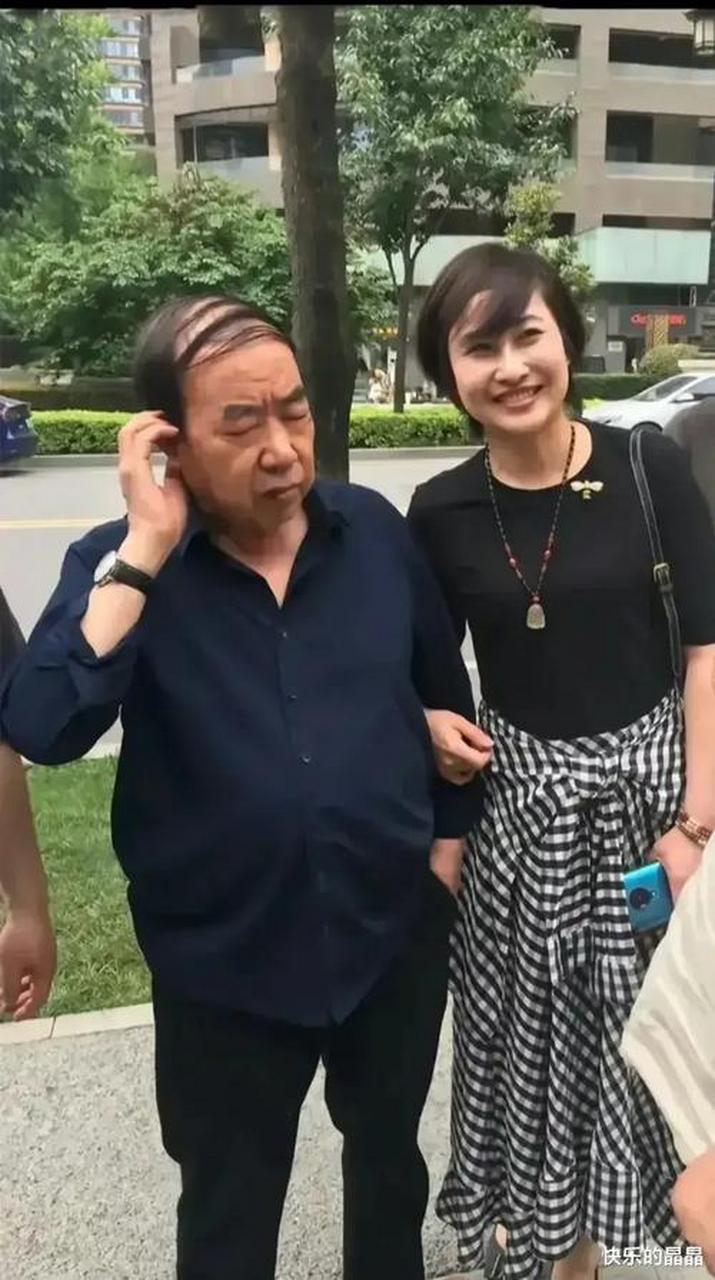 这是一张贾平凹和他现任妻子郭梅的合影,贾平凹似乎睡眼惺忪