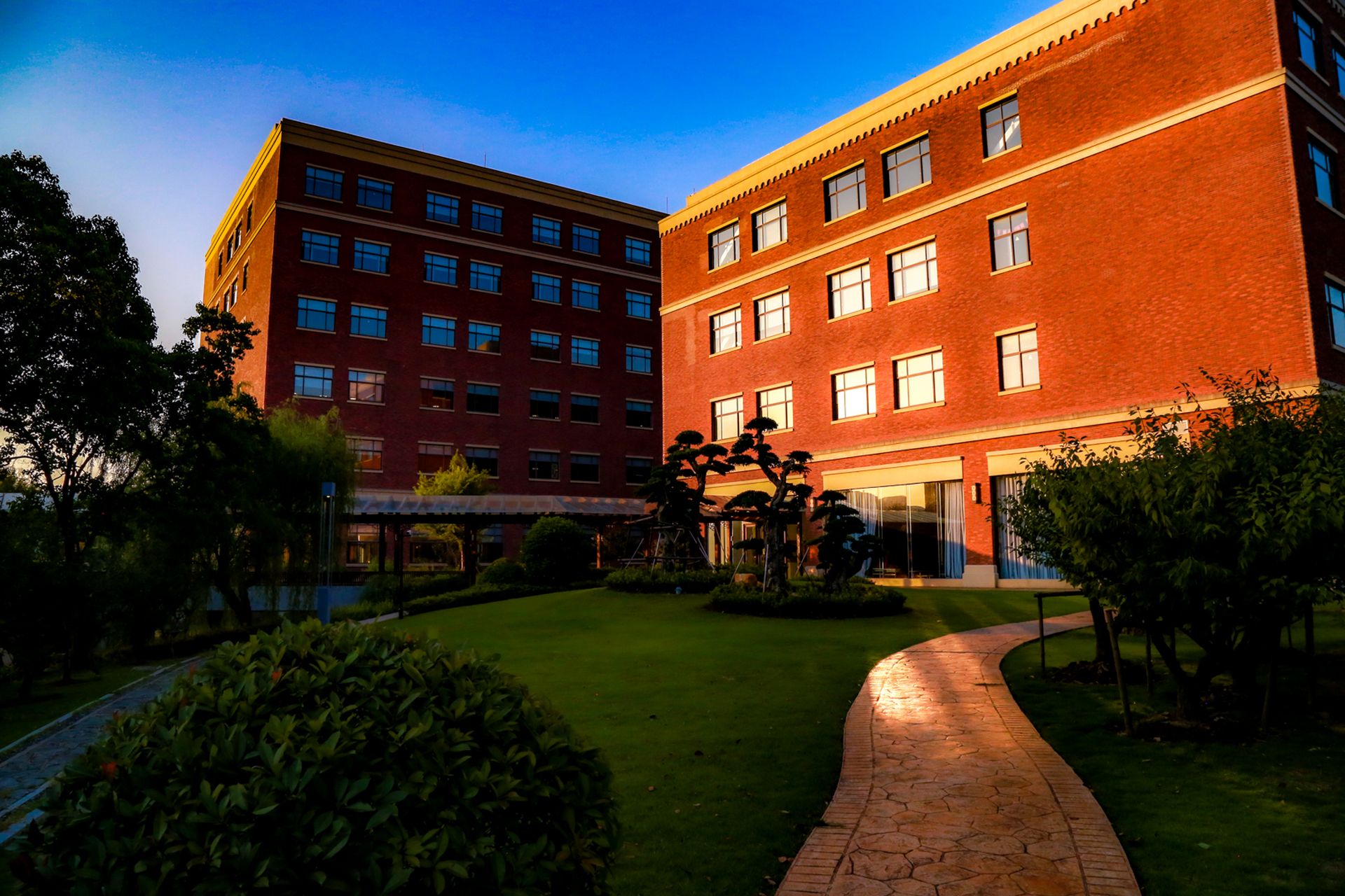 看看上海宏文学校  对于上海地区正在择校的家长来说,可以看看这所有