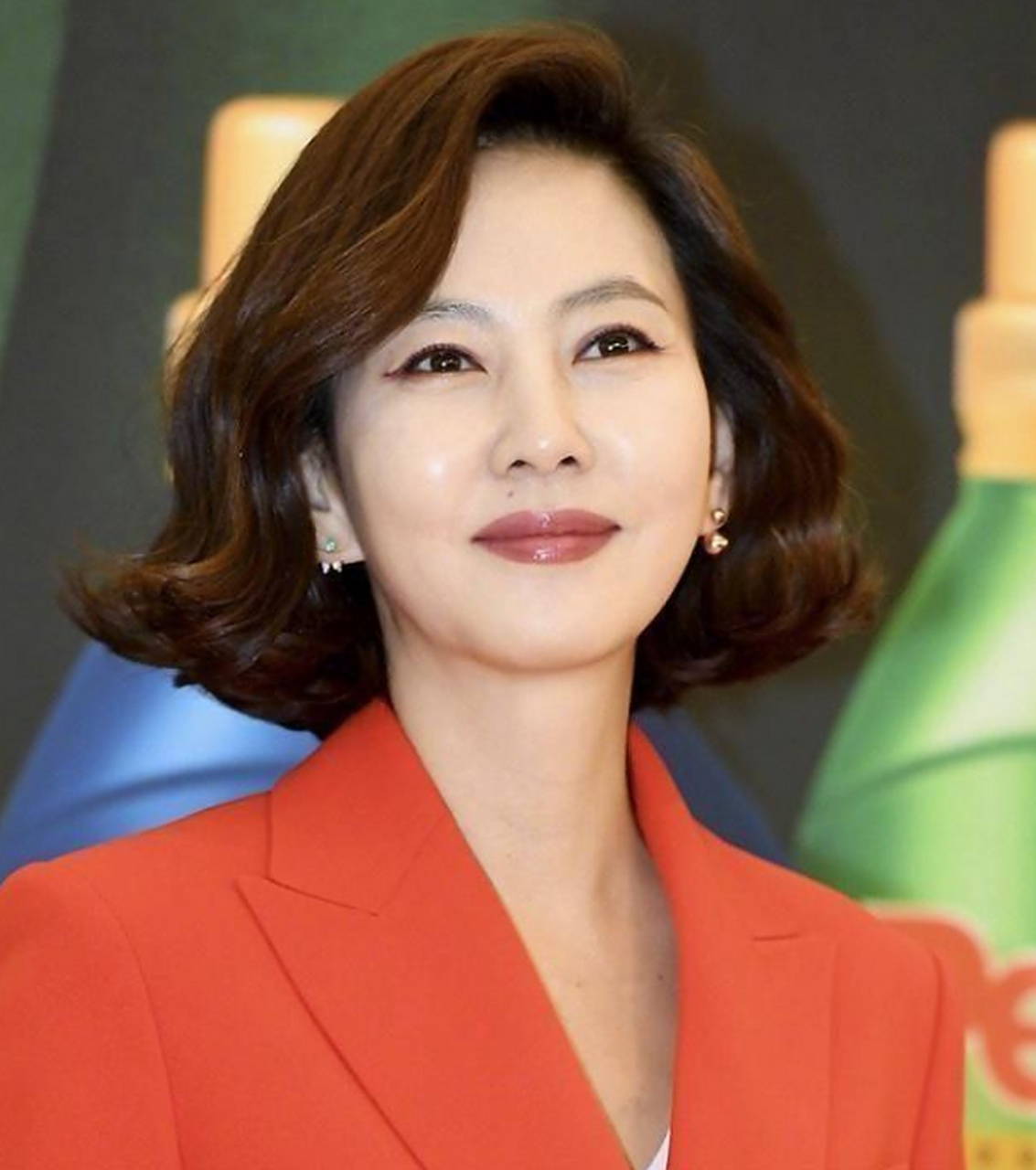 金南珠不愧是韩国气场女王,穿红色西装套装太飒,短发真高级