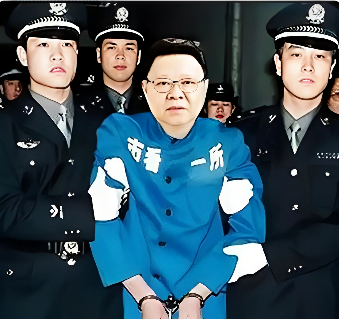 照片中,他留着黑色短发,鼻梁上戴着一副金边眼镜.