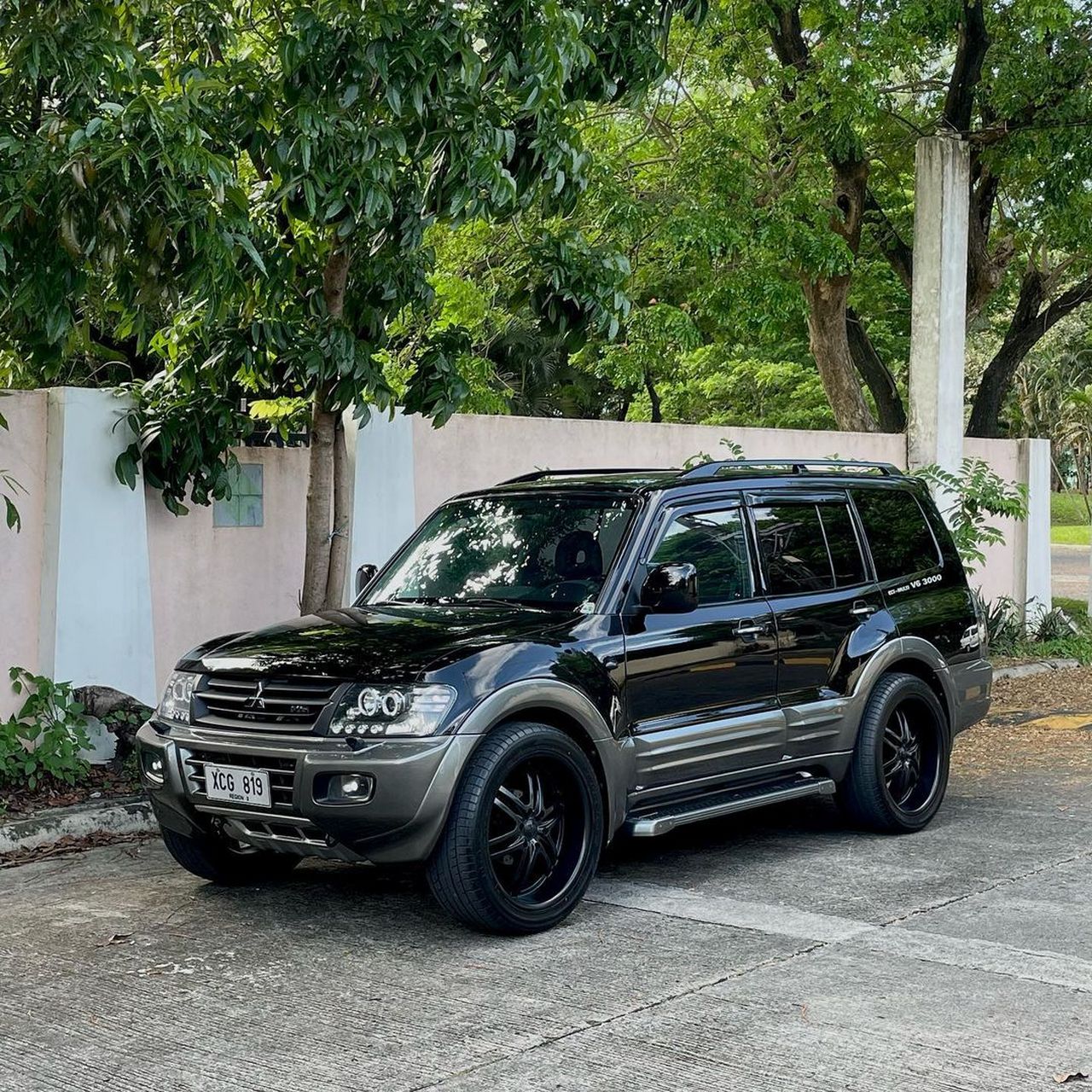 三菱帕杰罗,从外观的改装来看,采用了全黑化的设计,并且运用了大尺寸