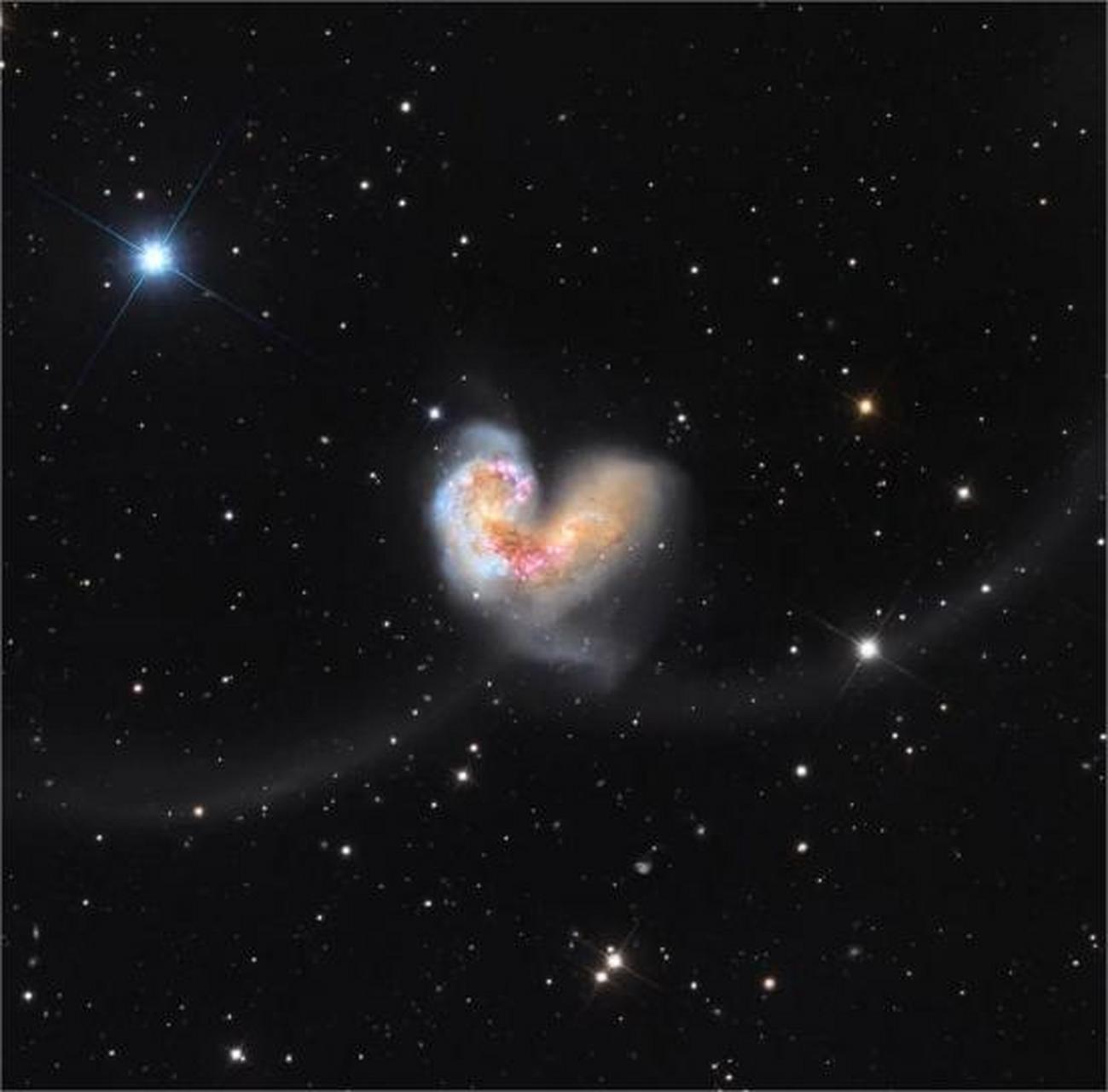 星系ngc 4038和ngc 4039经过9亿年的相互吸引,最终碰撞形成宇宙中最