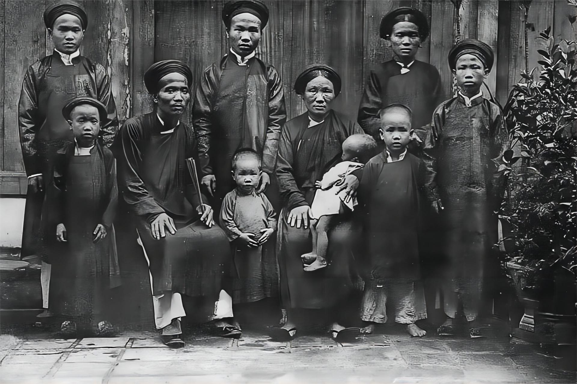 越南阮朝时期(最后一个朝代)的官服,看起来还是接近明朝的款式.