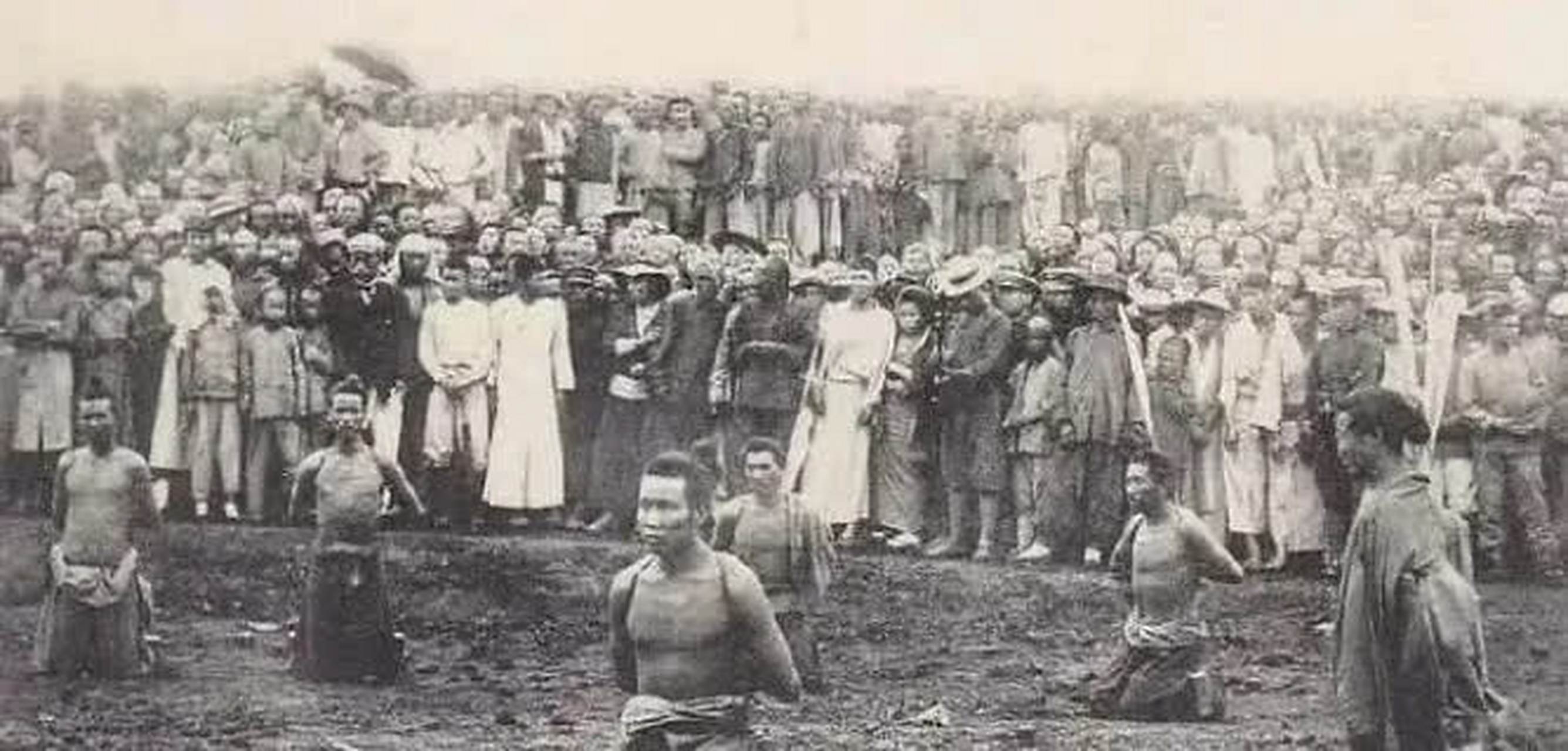 这是八国联军斩首义和团成员的照片.