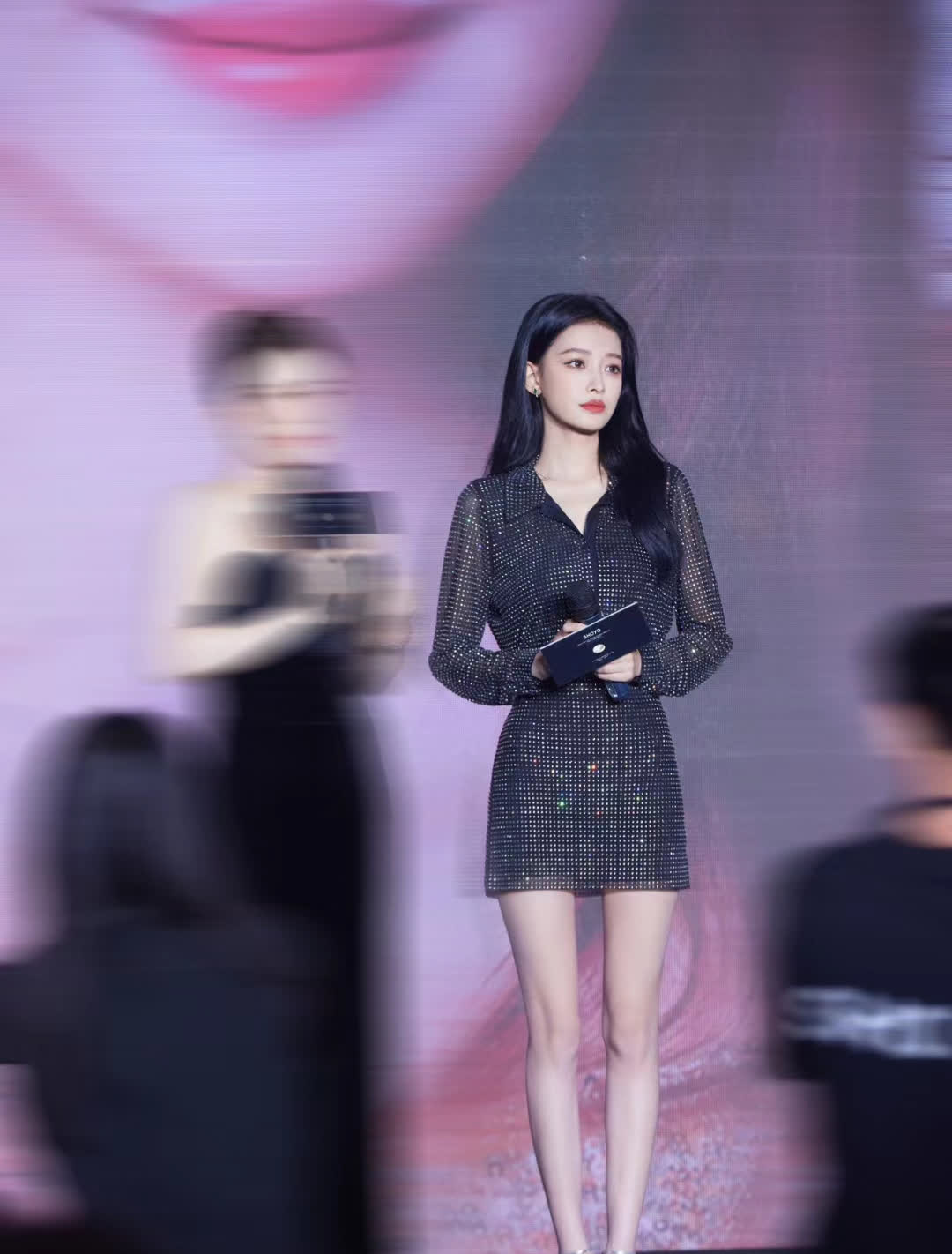 孙怡有着如孙伊一般的性感白嫩长腿纤细而可爱