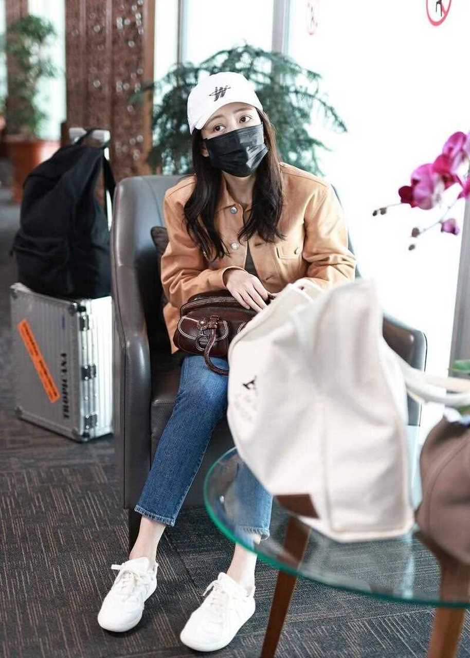 机场街拍,王鸥卡其色皮衣 牛仔裤 中古包 小白鞋休闲复古