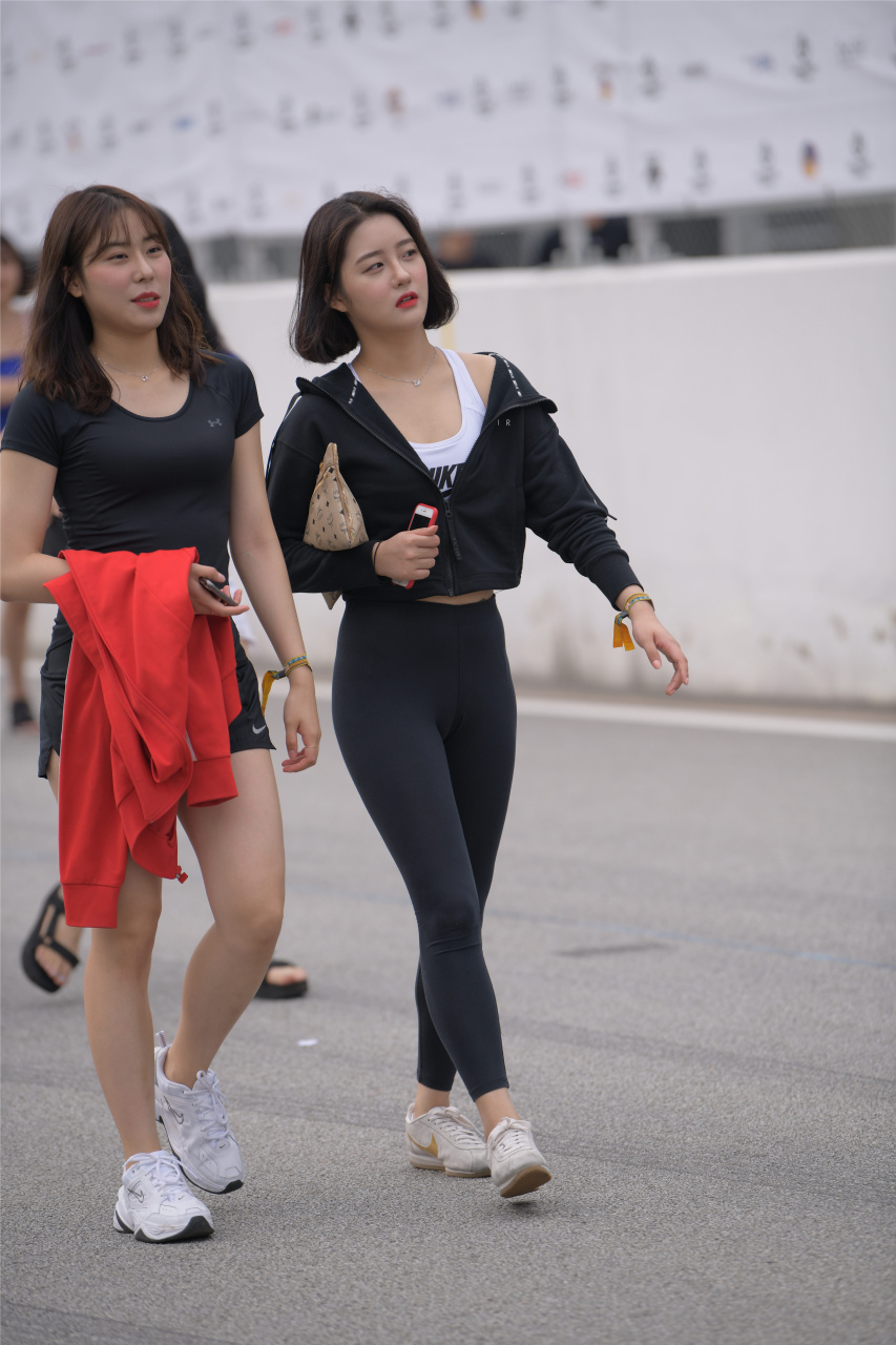 运动装搭配的小姐姐太迷人了#街拍美女