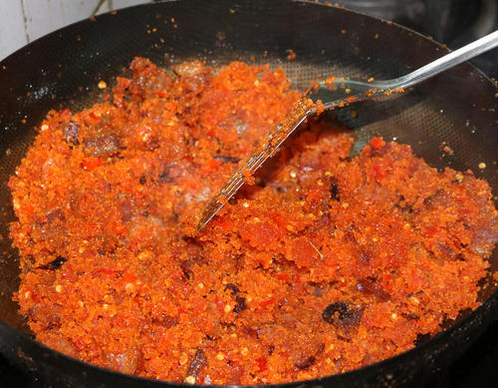 鲊辣椒,是湖北的特色菜肴,采用白露过后的鲜辣椒,剁碎后跟玉米粉,或者