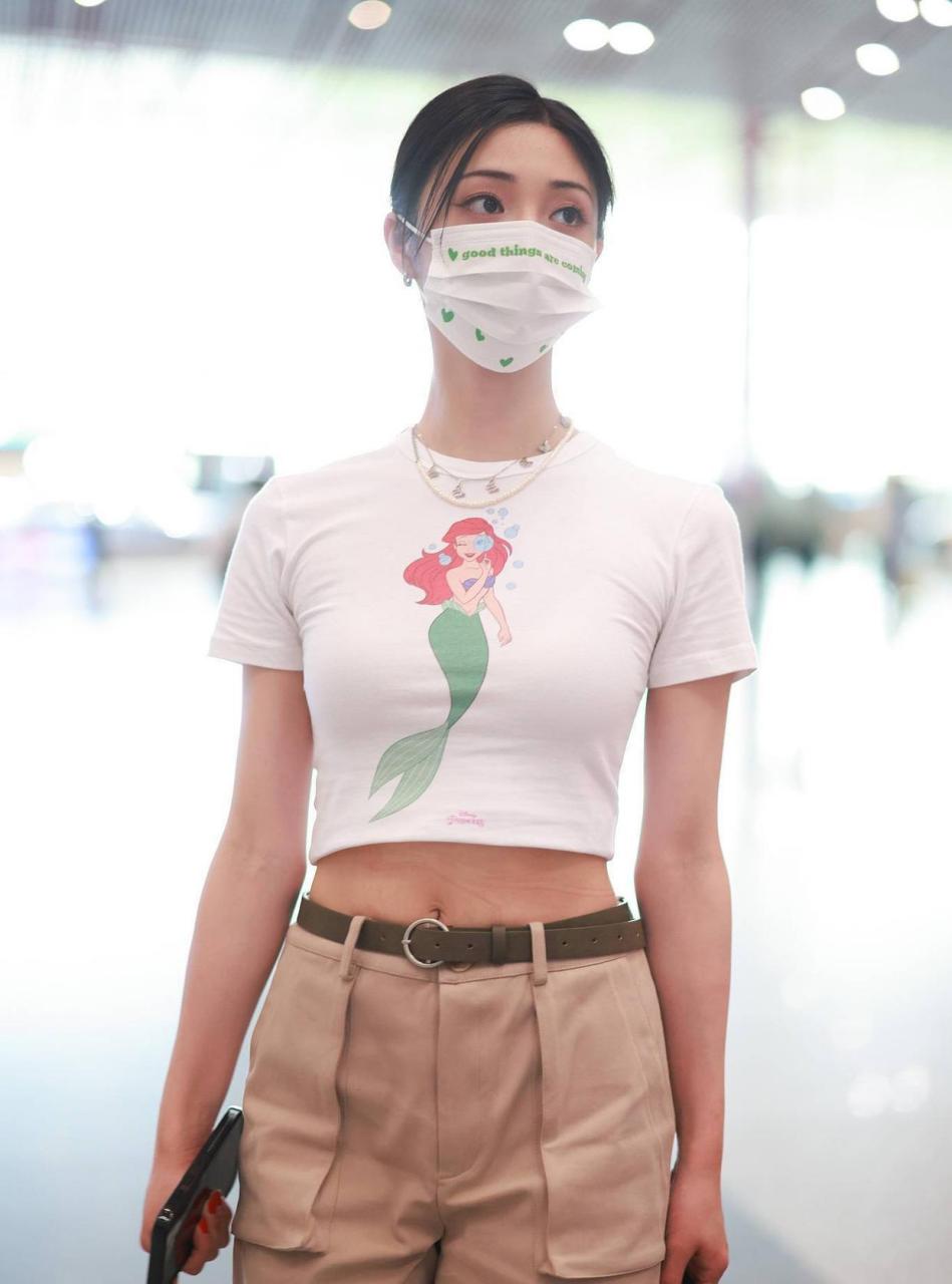 周洁琼穿高腰上衣现身机场,蛮腰纤细身材性感吸睛.