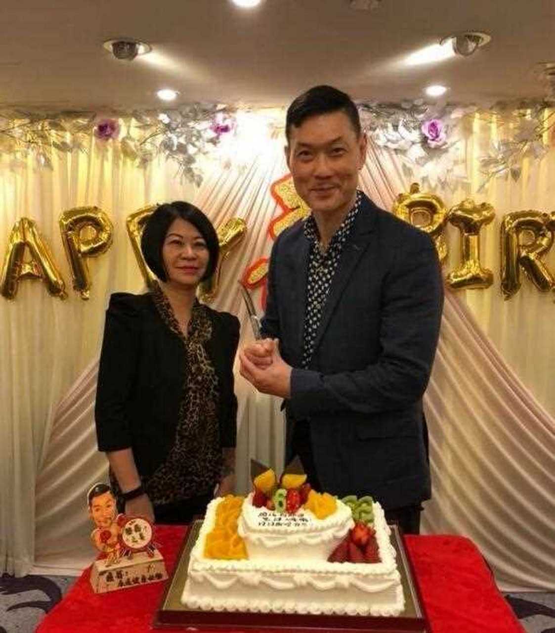 香港著名演员周比利和老婆合照,这对夫妻一直偶很恩爱[抠鼻]