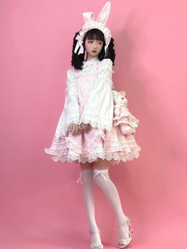 是纯色袜子,但它能够展现出纯洁感和甜美感,很适合用来搭配甜系洛丽塔
