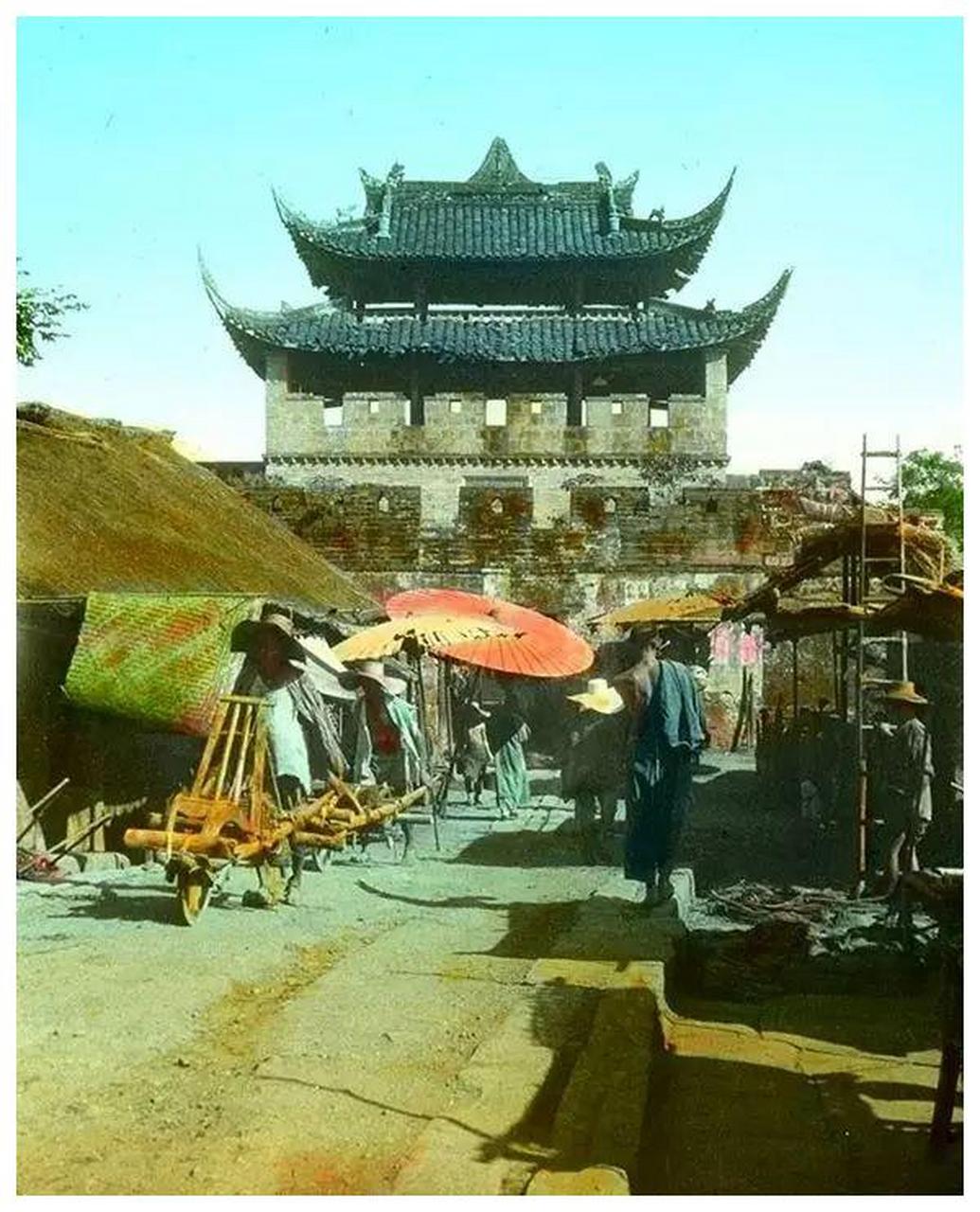 老照片  1917年,四川郫县城门  为什么不少书籍上把这座城门说成