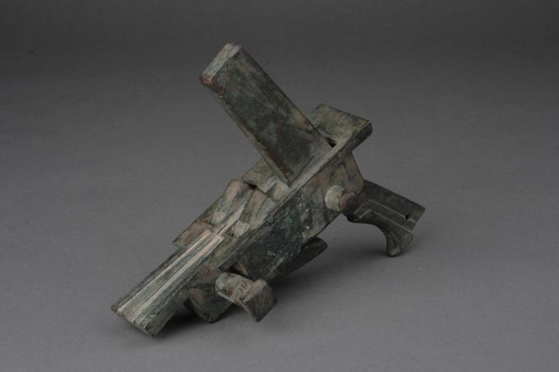 汉代的弩不仅是当时军工技术的高水平浓缩,同时也是精美的艺术品.