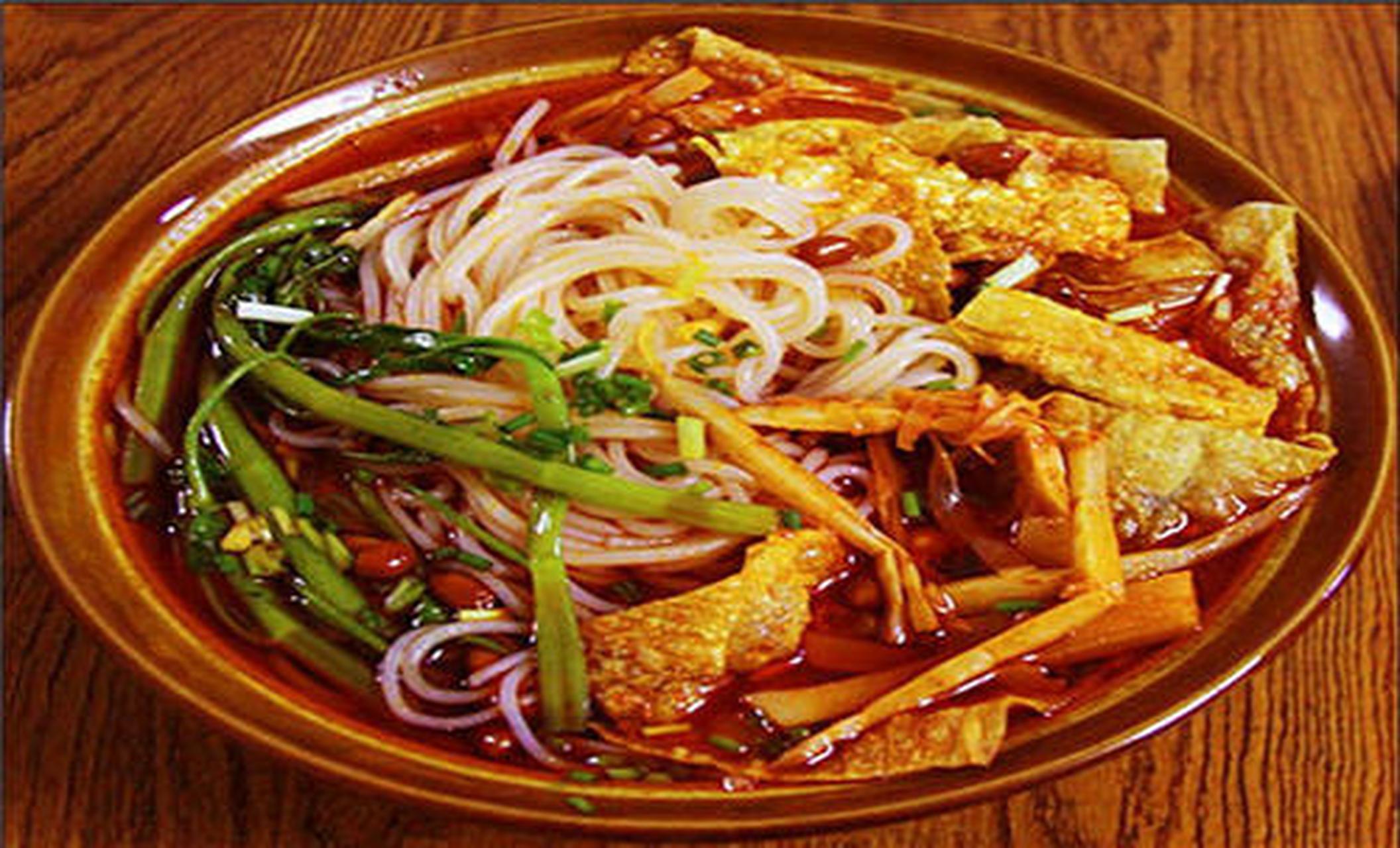 螺蛳粉是柳州最具地方特色的名小吃,其特点具有辣,爽,鲜,酸的独特风味